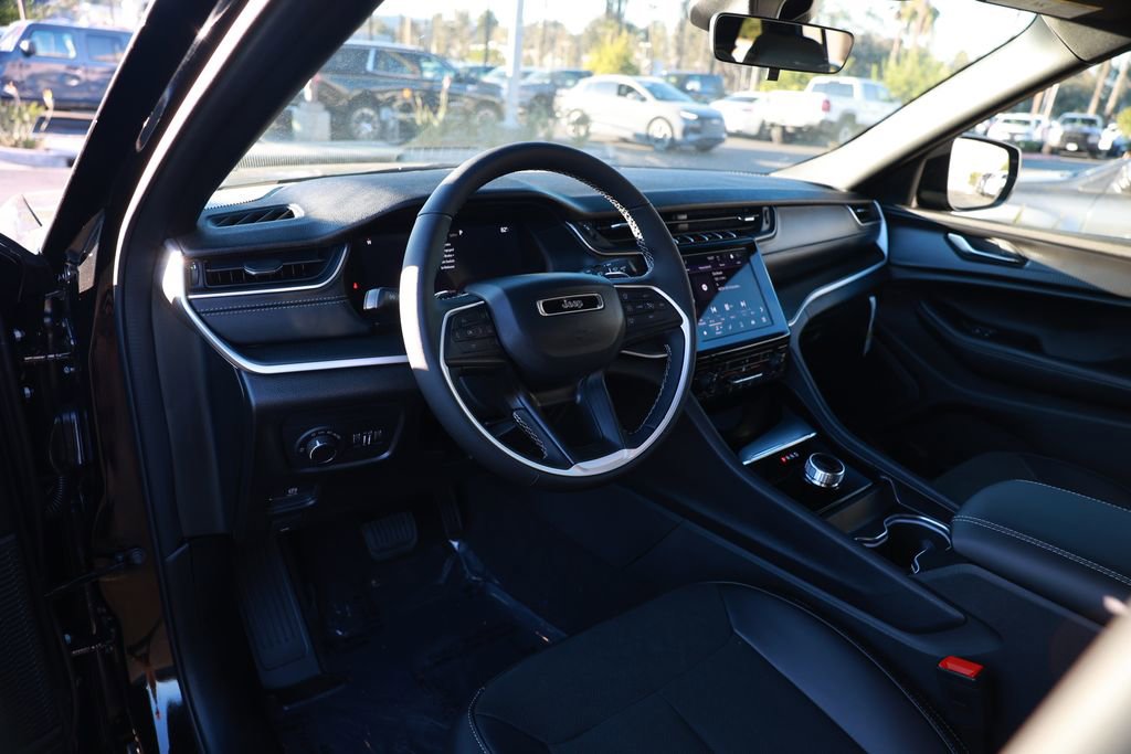 New 2025 Jeep Grand Cherokee Altitude AWD/4WD image 10
