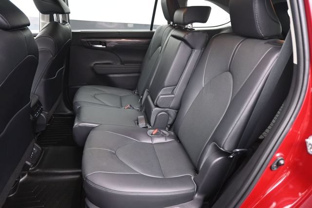 Used 2023 Toyota Highlander Limited FWD image 10