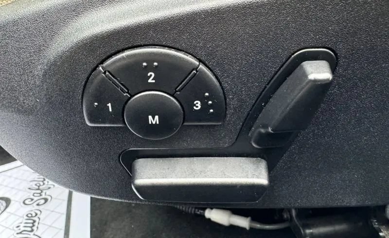 Used 2011 Mercedes-Benz SLK 300 image 40