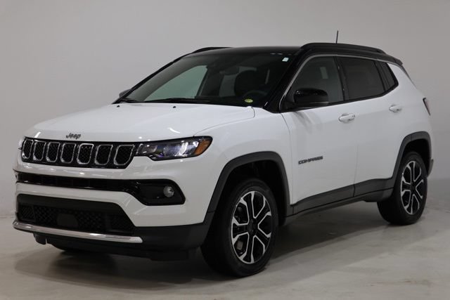 Used 2023 Jeep Compass Limited w/ Sun and Sound Group AWD/4WD image 3