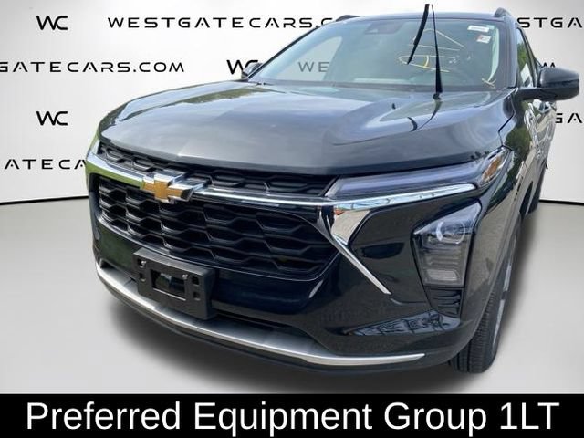 Used 2025 Chevrolet Trax LT w/ Driver Confidence Package FWD image 2