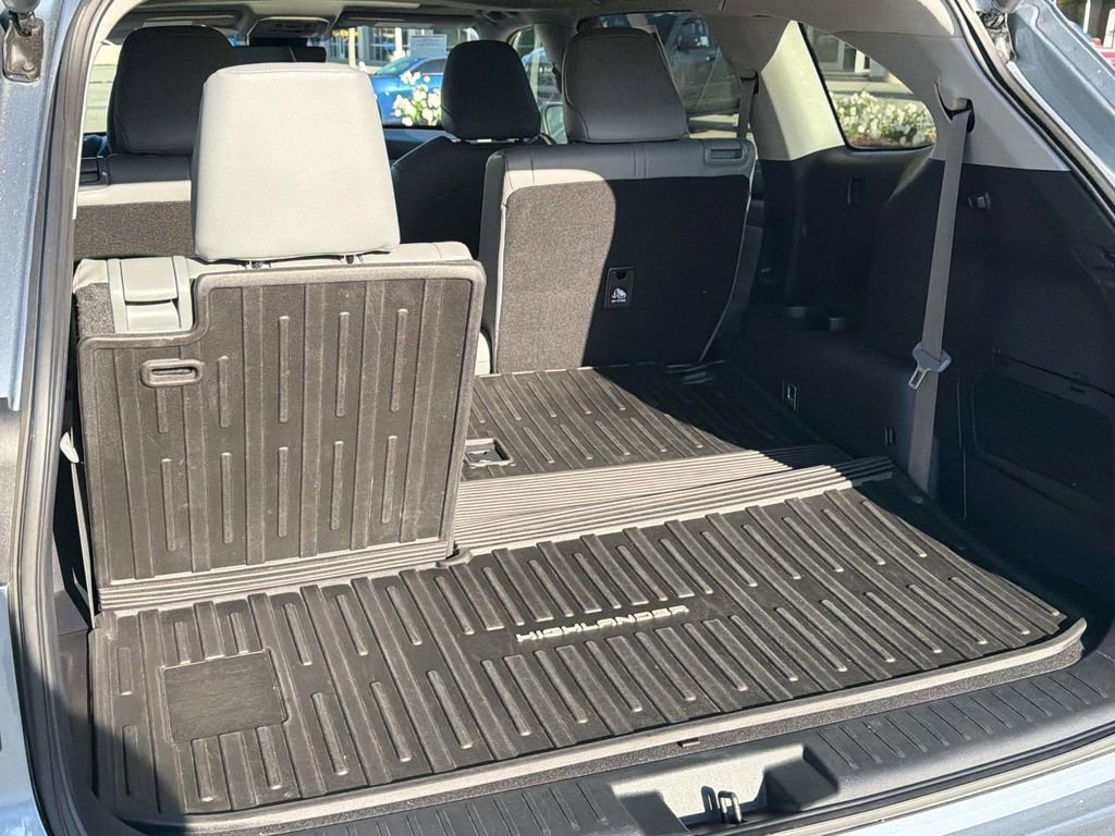 Used 2024 Toyota Highlander XLE FWD image 7