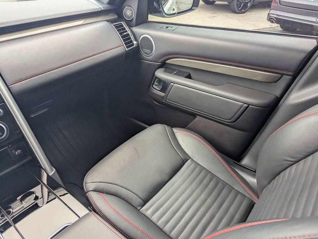 Used 2018 Land Rover Discovery HSE AWD/4WD image 17