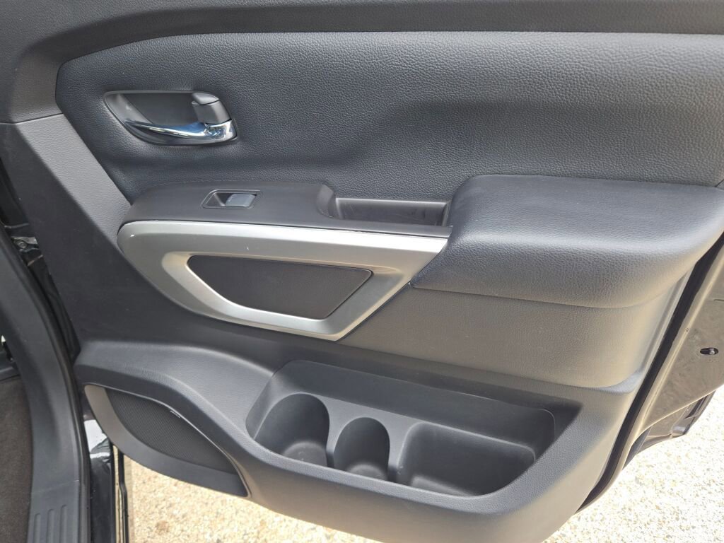 Used 2019 Nissan Titan SV image 9