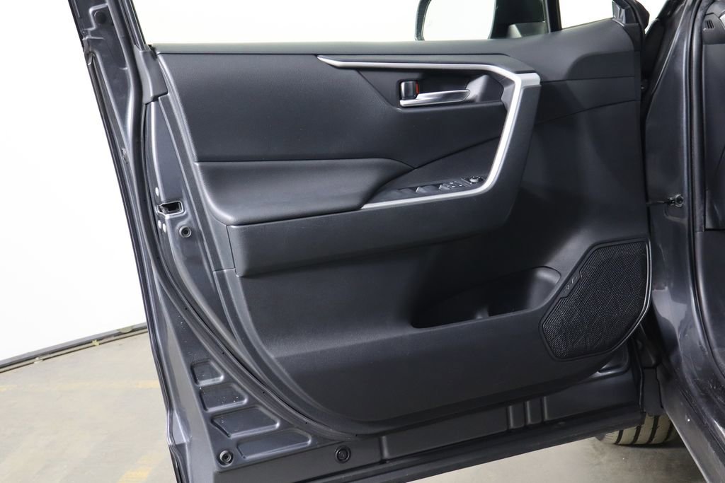 Used 2019 Toyota RAV4 XLE FWD image 18