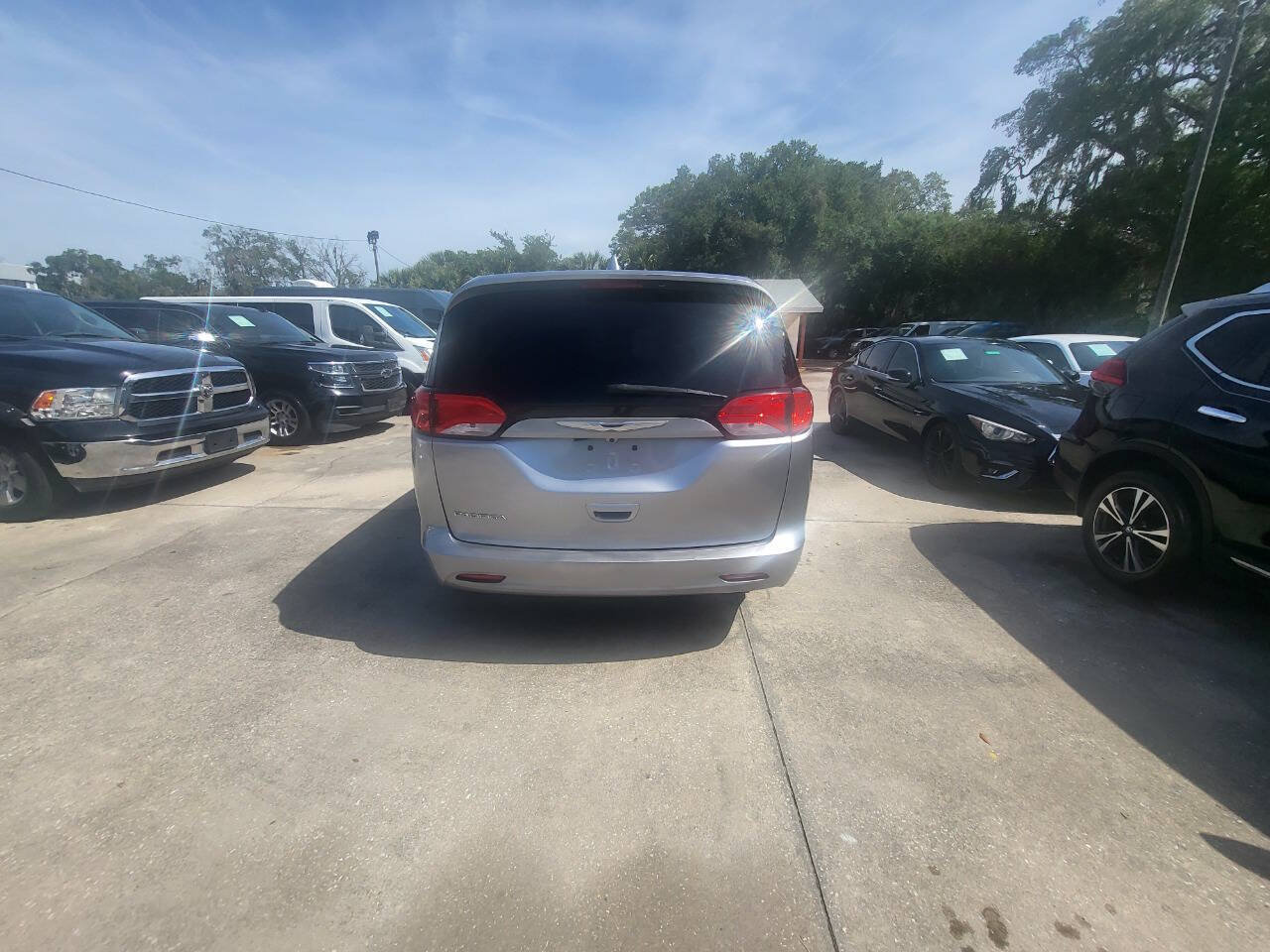 Used 2017 Chrysler Pacifica Touring w/ Tire & Wheel Group FWD image 29