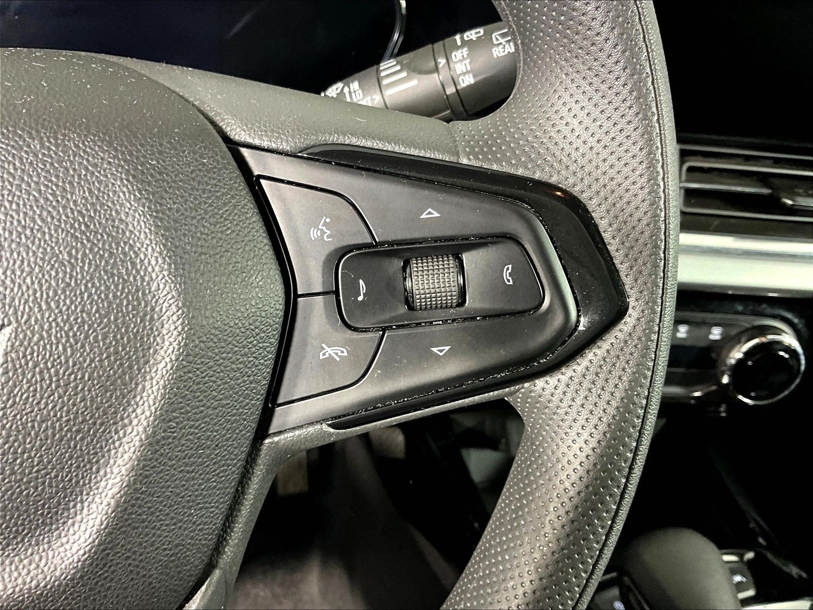 Used 2025 Chevrolet Trax LT FWD image 12