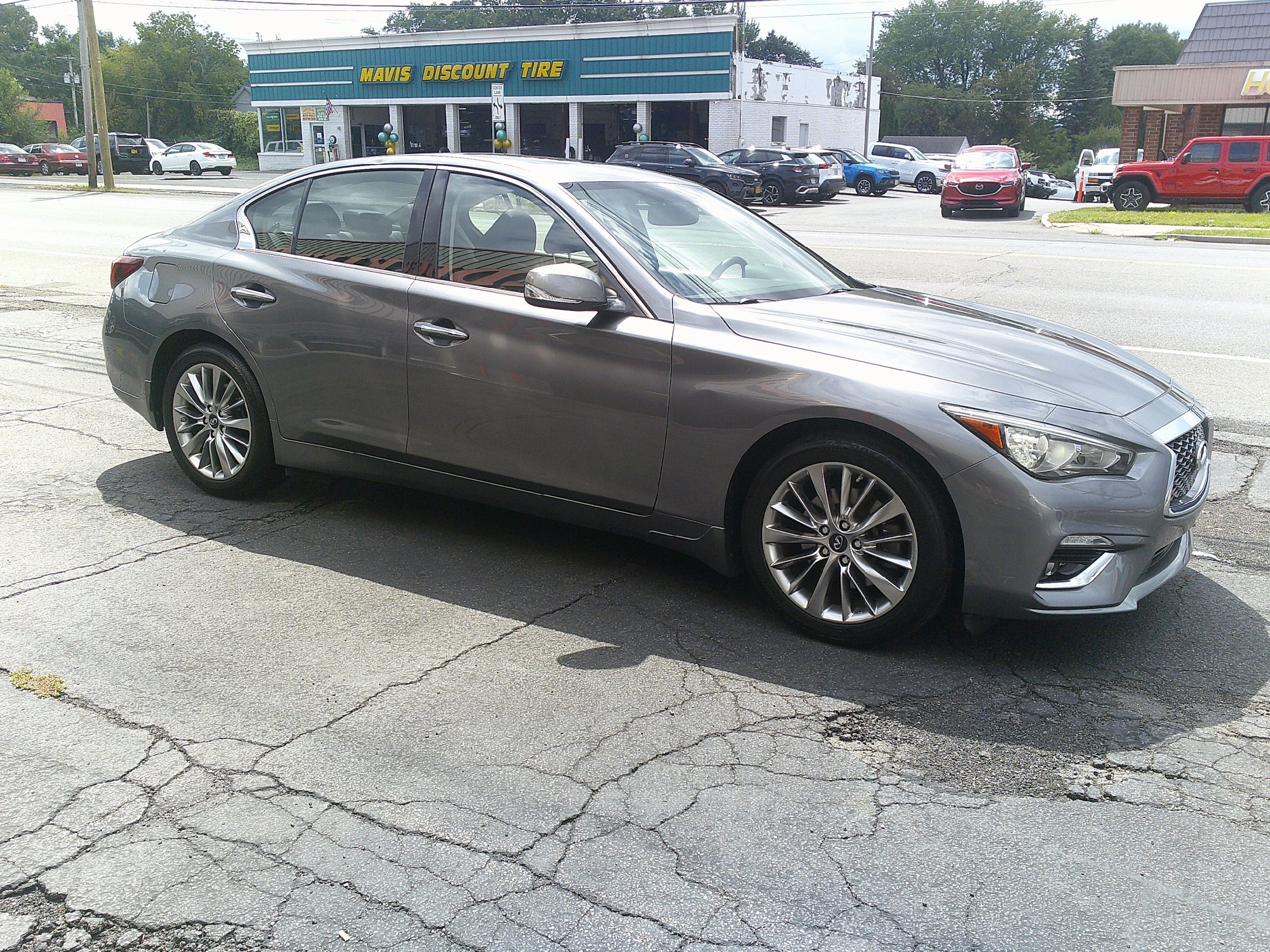 Used 2019 INFINITI Q50 Luxe w/ Essential Package (3.0T Luxe) AWD/4WD image 5