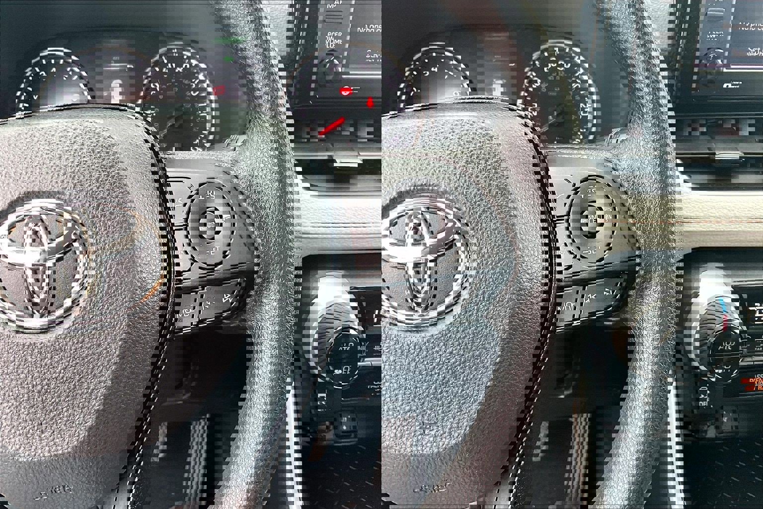 Used 2022 Toyota RAV4 XLE image 24