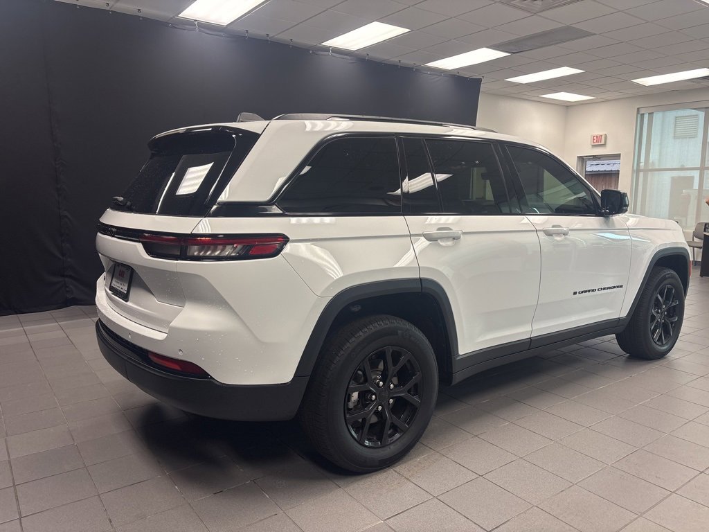 Used 2025 Jeep Grand Cherokee Altitude image 3