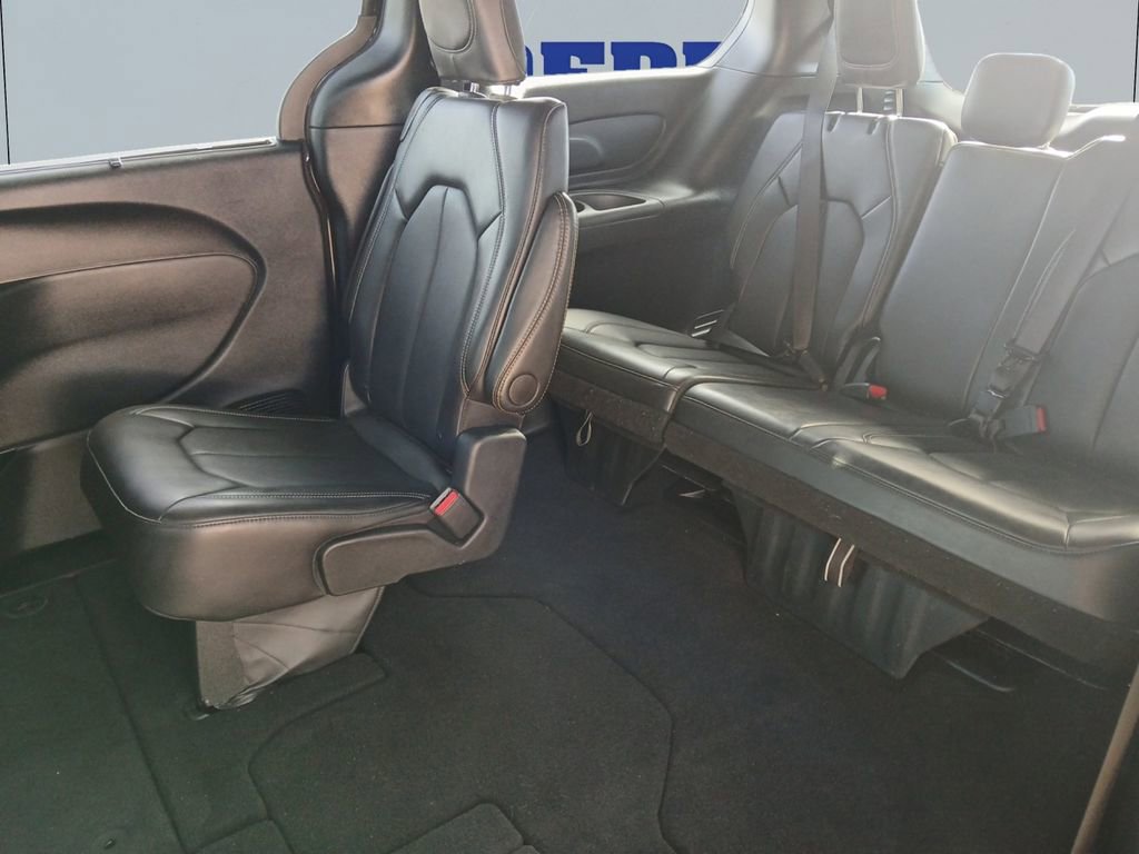 Used 2025 Chrysler Pacifica Select FWD image 16