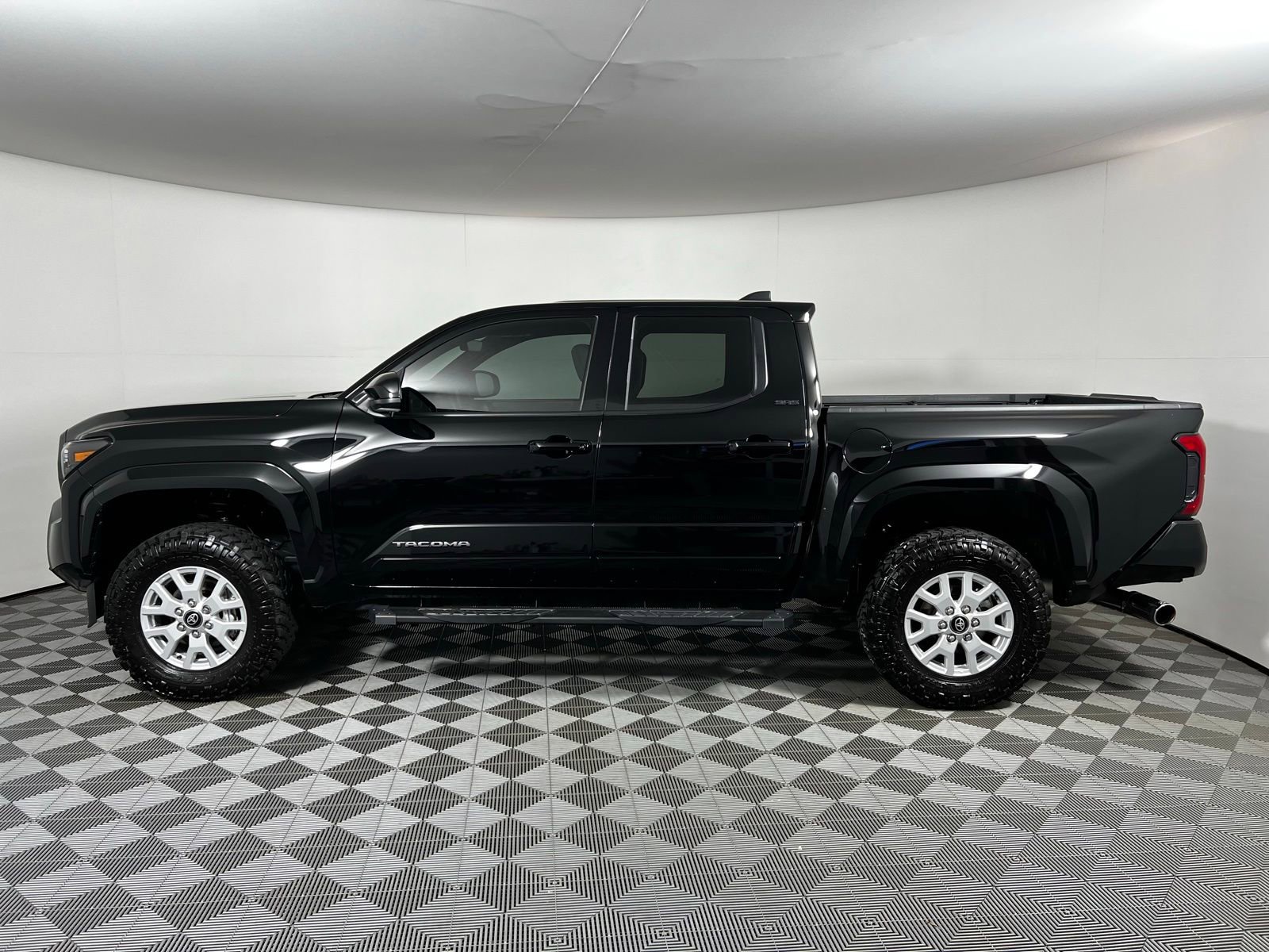 Used 2025 Toyota Tacoma SR5 AWD/4WD image 8