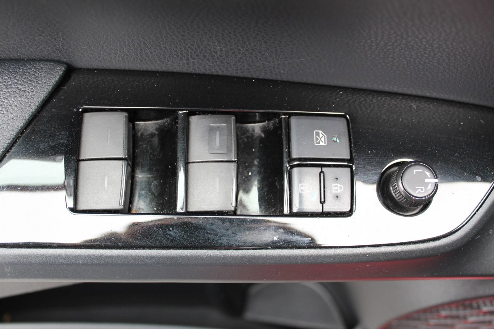 Used 2020 Toyota Prius Prime LE FWD image 28
