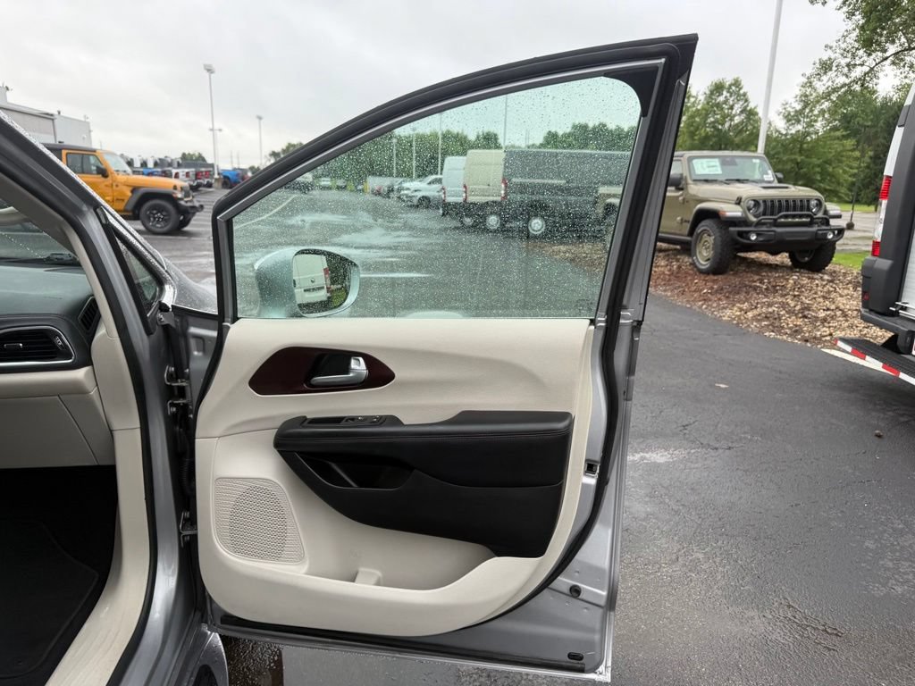 Used 2017 Chrysler Pacifica Limited w/ Advanced Safetytec Group FWD image 66