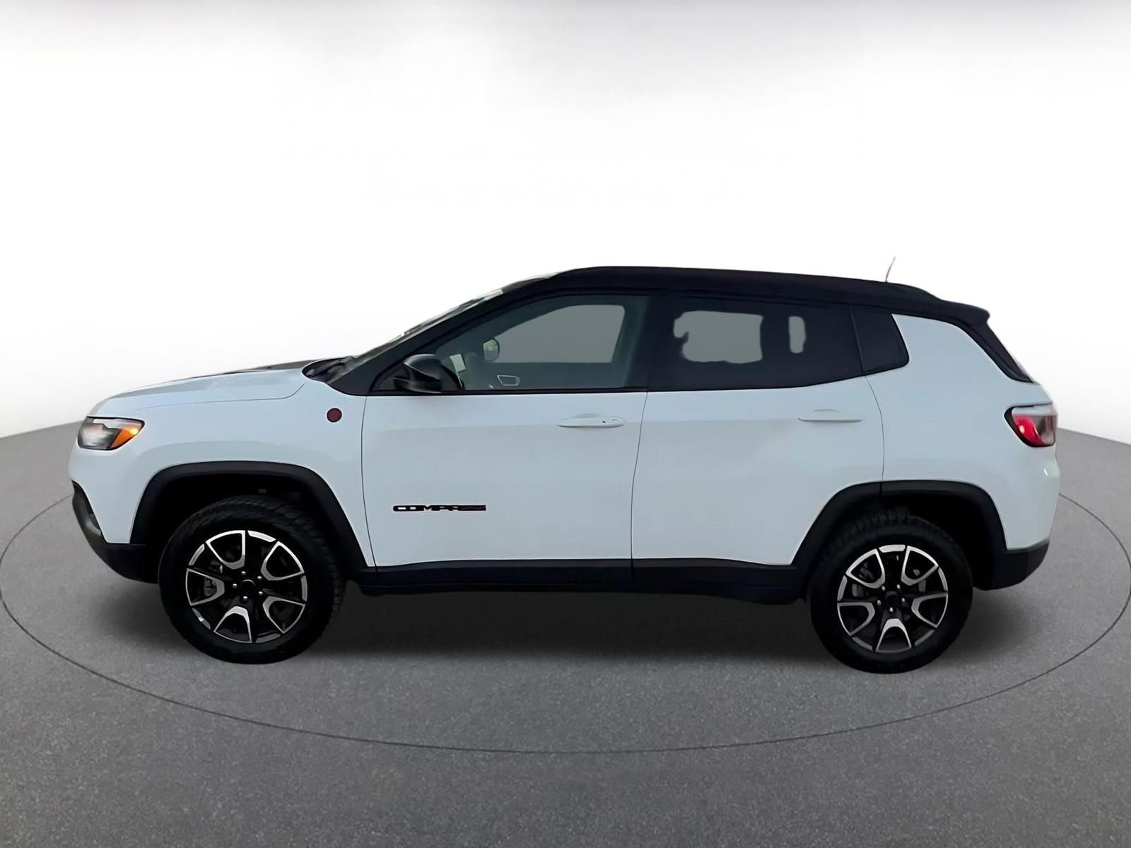 Used 2025 Jeep Compass Trailhawk image 9