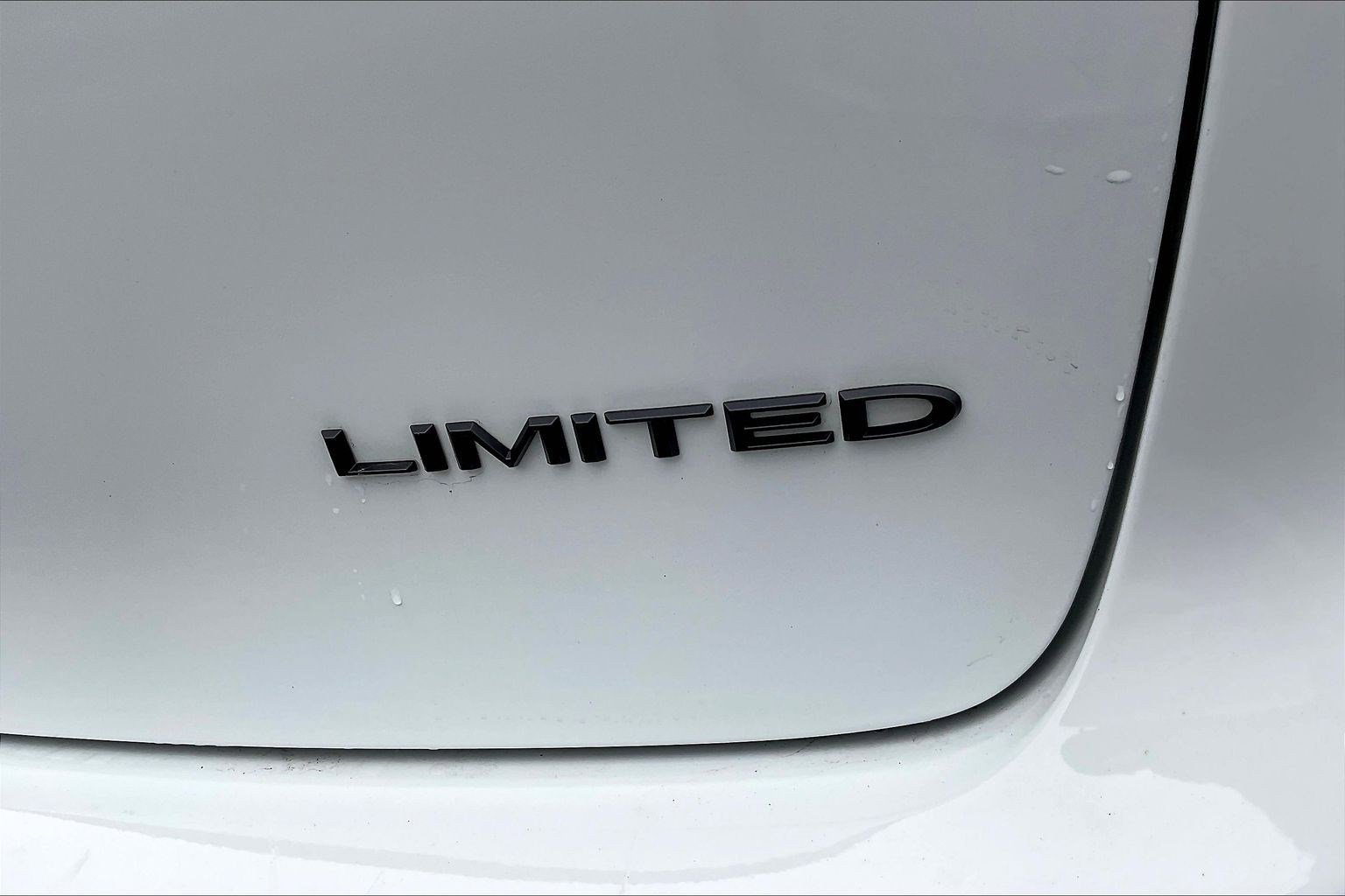 Used 2025 Chrysler Pacifica Limited w/ Trailer Tow Group FWD image 30