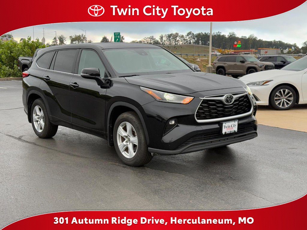 Used 2023 Toyota Highlander LE image 1