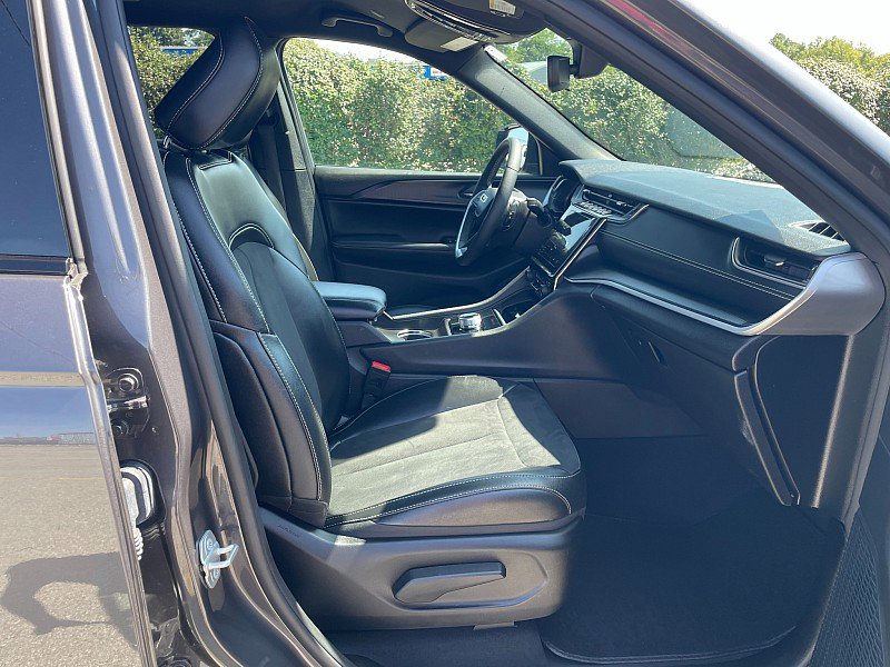 Used 2024 Jeep Grand Cherokee L Laredo image 29