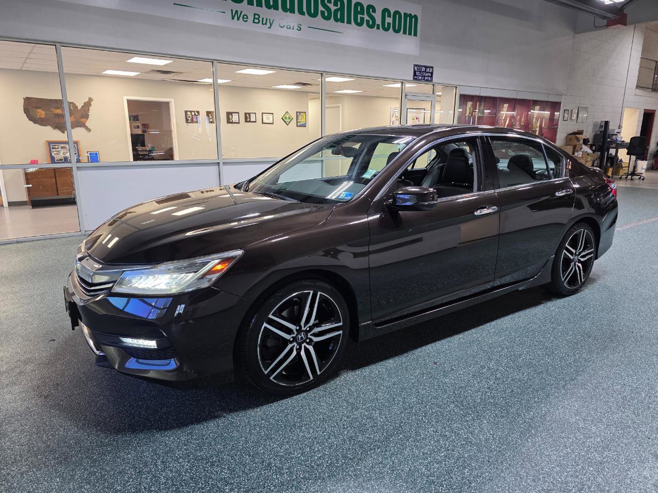Used 2016 Honda Accord Touring image 2