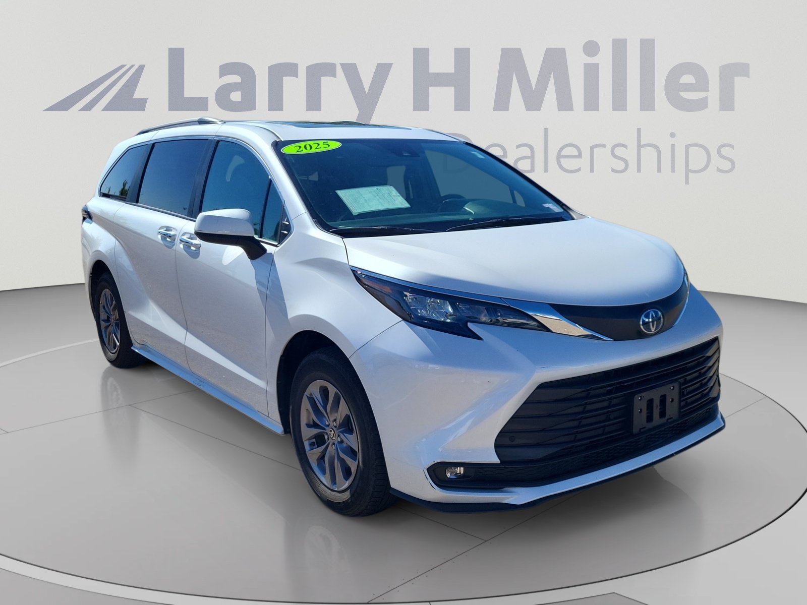 Used 2025 Toyota Sienna XLE FWD image 7