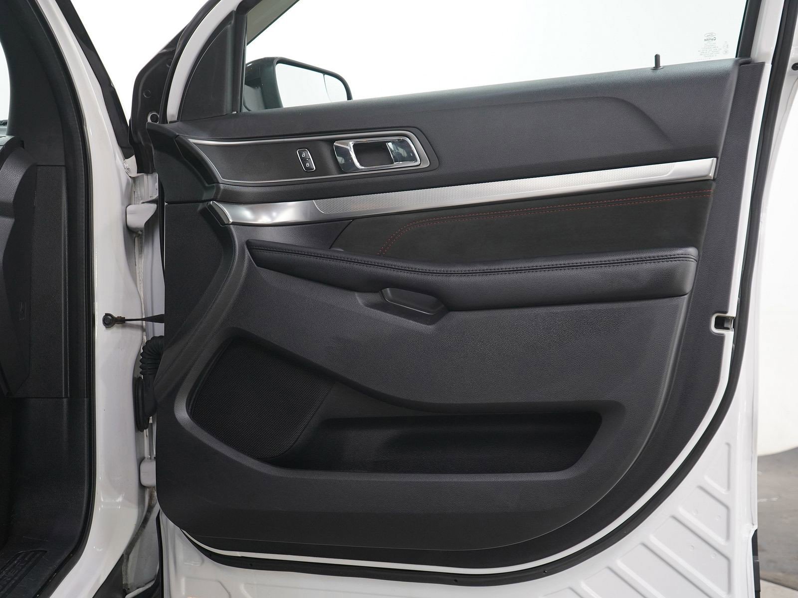 Used 2018 Ford Explorer XLT w/ Equipment Group 202A AWD/4WD image 7