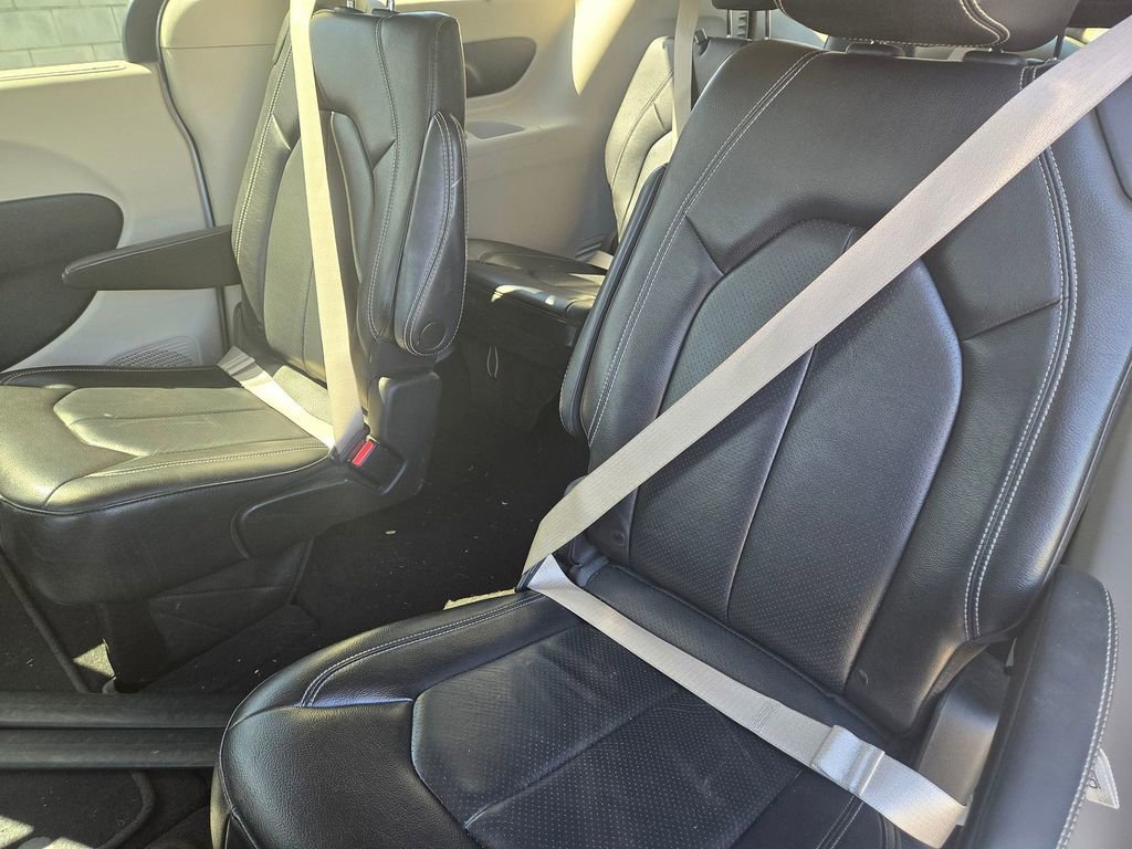 Used 2022 Chrysler Pacifica Touring-L FWD image 6