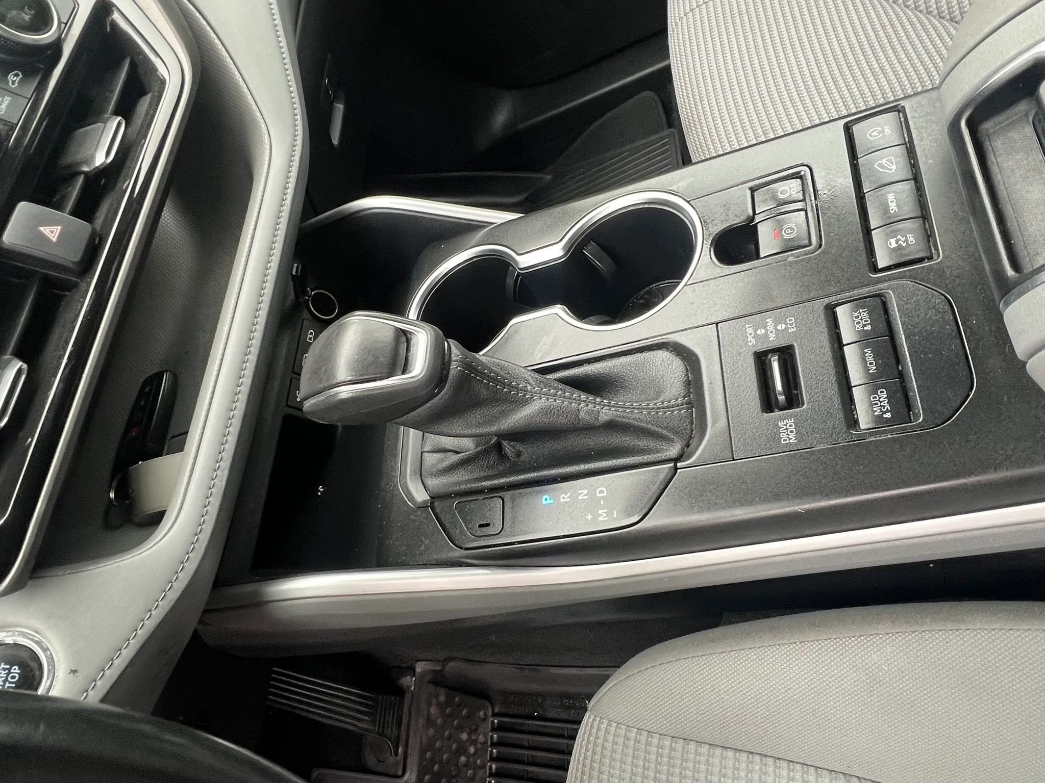 Used 2022 Toyota Highlander LE AWD/4WD image 17