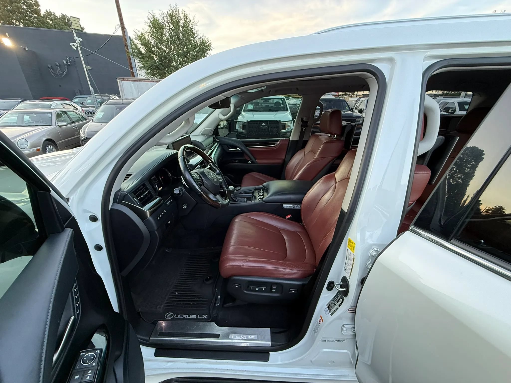 Used 2017 Lexus LX 570 4WD image 16