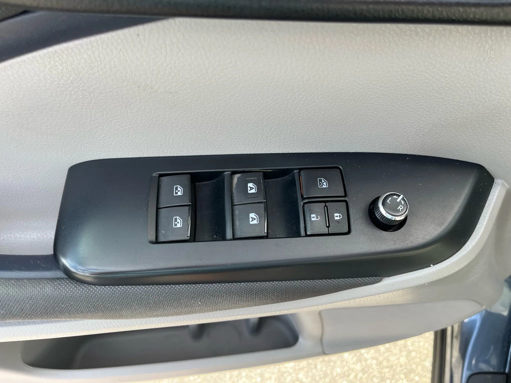 Used 2015 Toyota Highlander LE FWD image 14