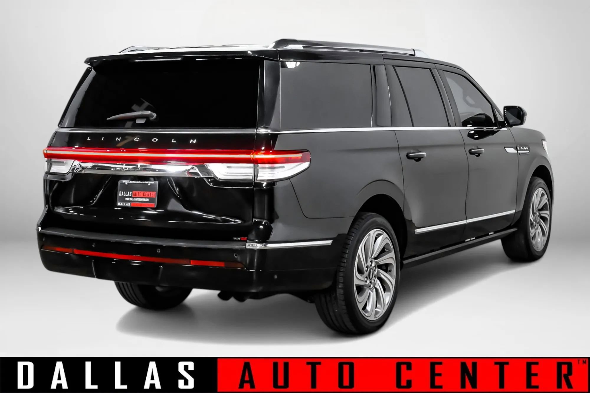 Used 2023 Lincoln Navigator L Reserve RWD image 4