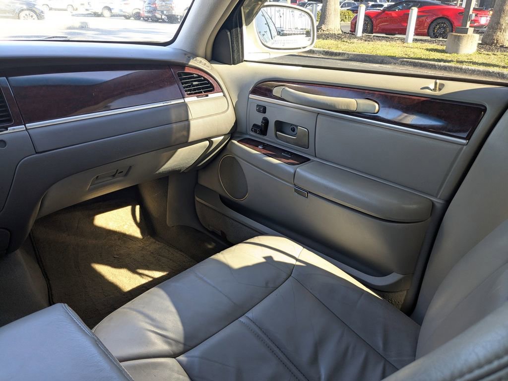 Used 2005 Lincoln Town Car Signature Limited image 16