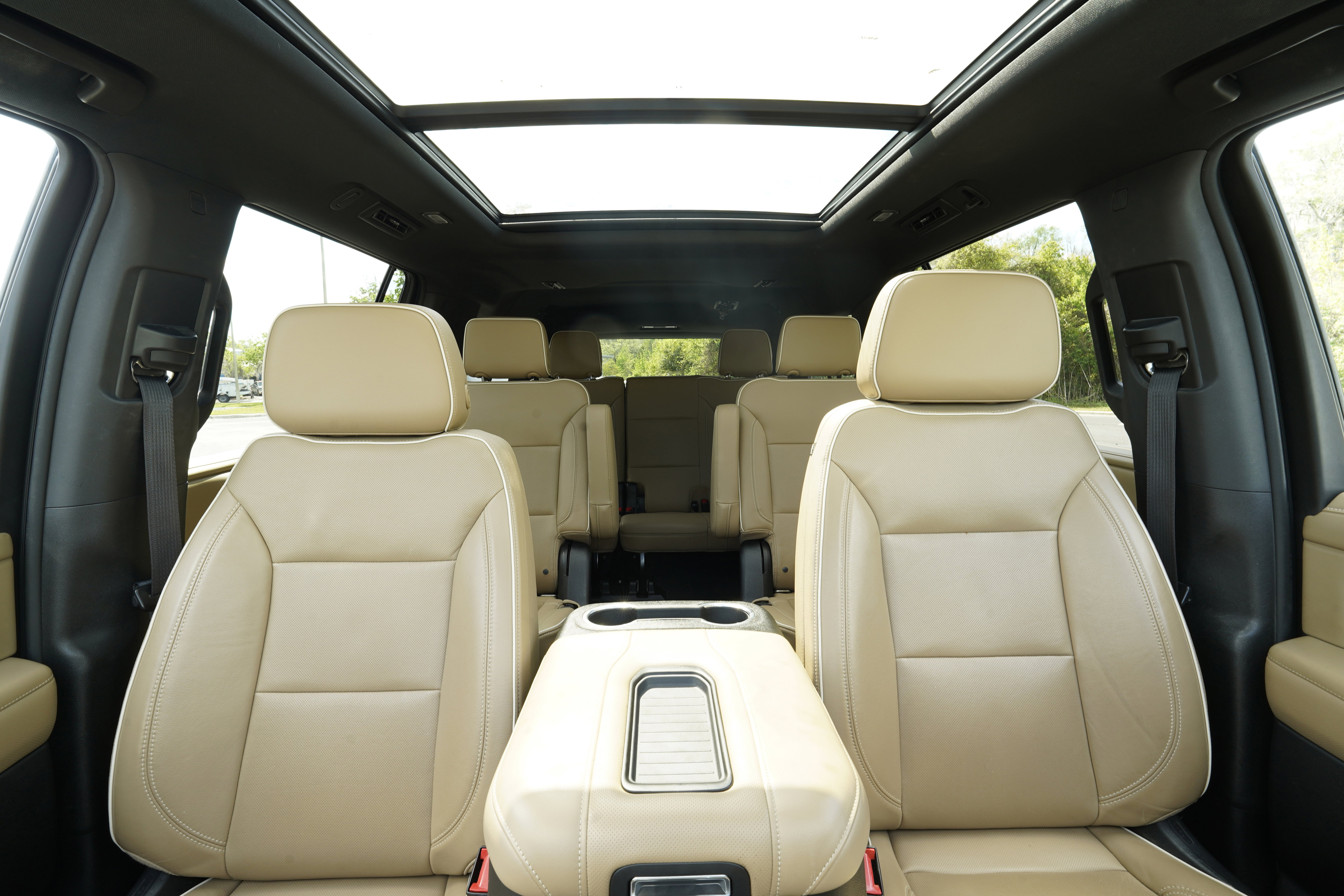 Used 2021 Chevrolet Suburban Premier w/ Premium Package RWD image 9