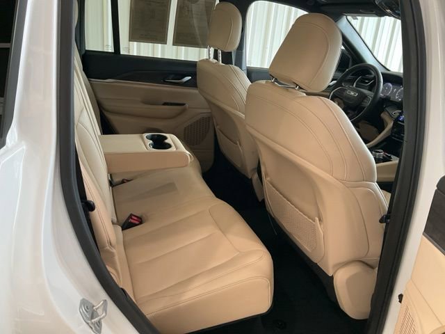 Used 2023 Jeep Grand Cherokee Limited image 24