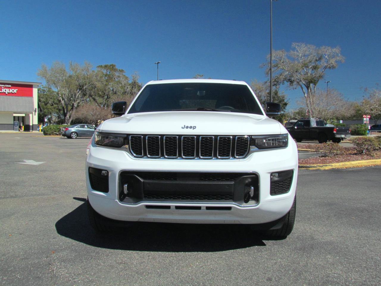 Used 2023 Jeep Grand Cherokee Overland w/ Luxury Tech Group IV RWD image 12