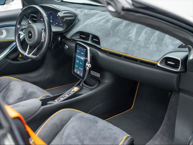 Used 2025 McLaren Artura image 40