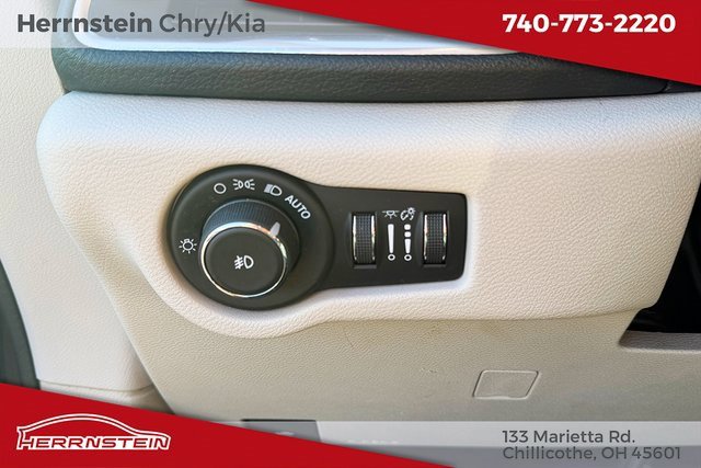 Used 2018 Chrysler Pacifica Limited w/ Tire & Wheel Group image 17