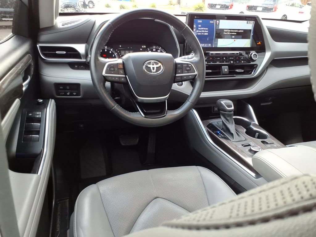 Used 2021 Toyota Highlander Platinum image 14