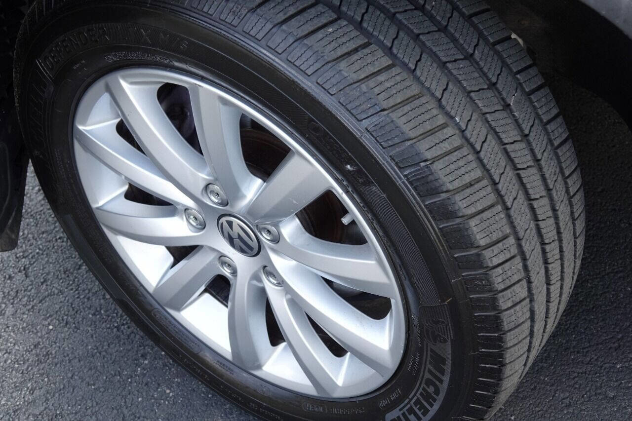 Used 2012 Volkswagen Touareg Sport image 82