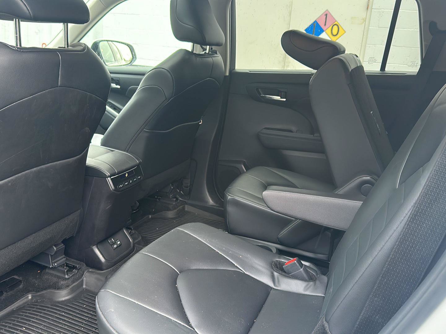 Used 2024 Toyota Highlander XLE AWD/4WD image 9