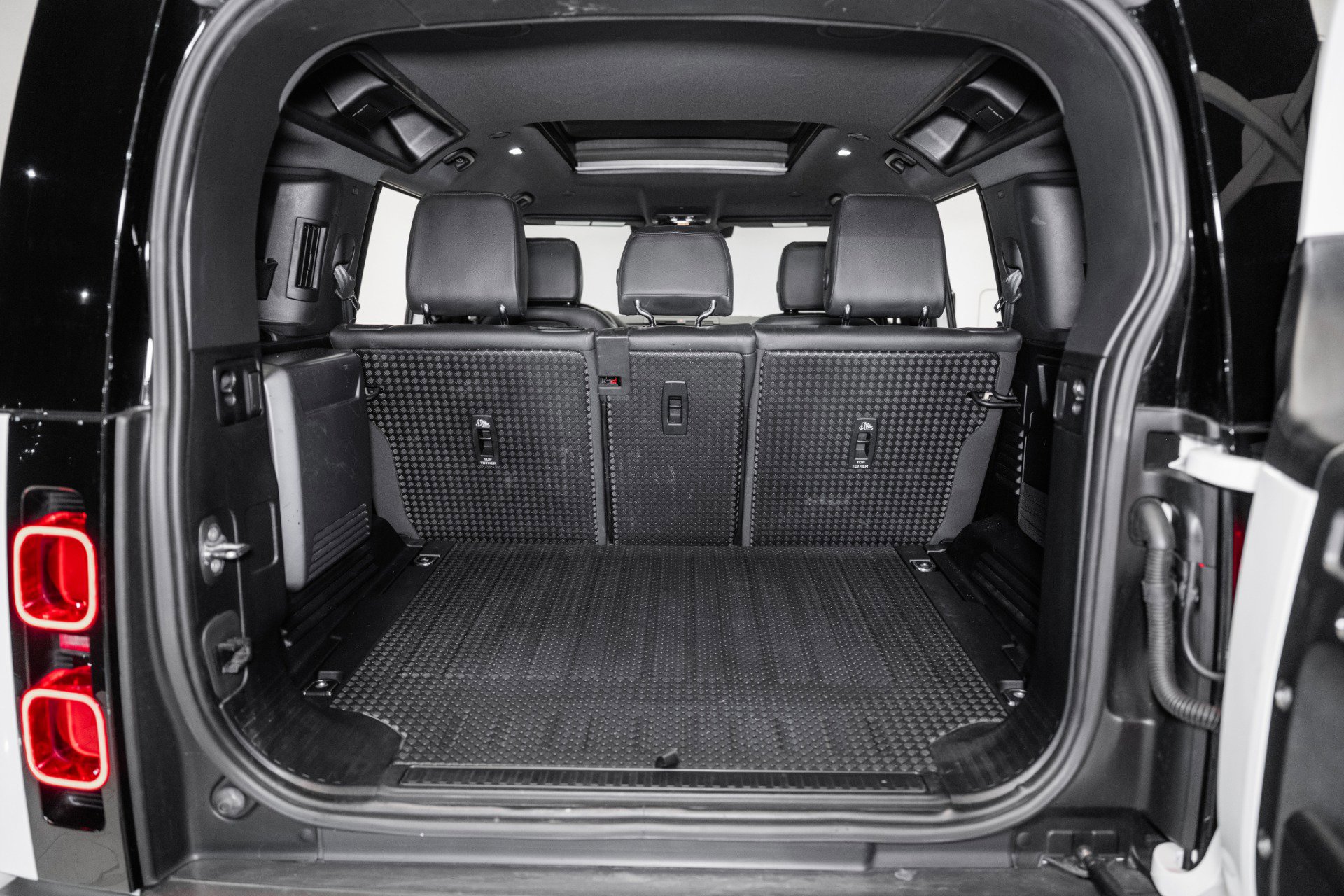 Used 2022 Land Rover Defender 110 X-Dynamic SE image 9