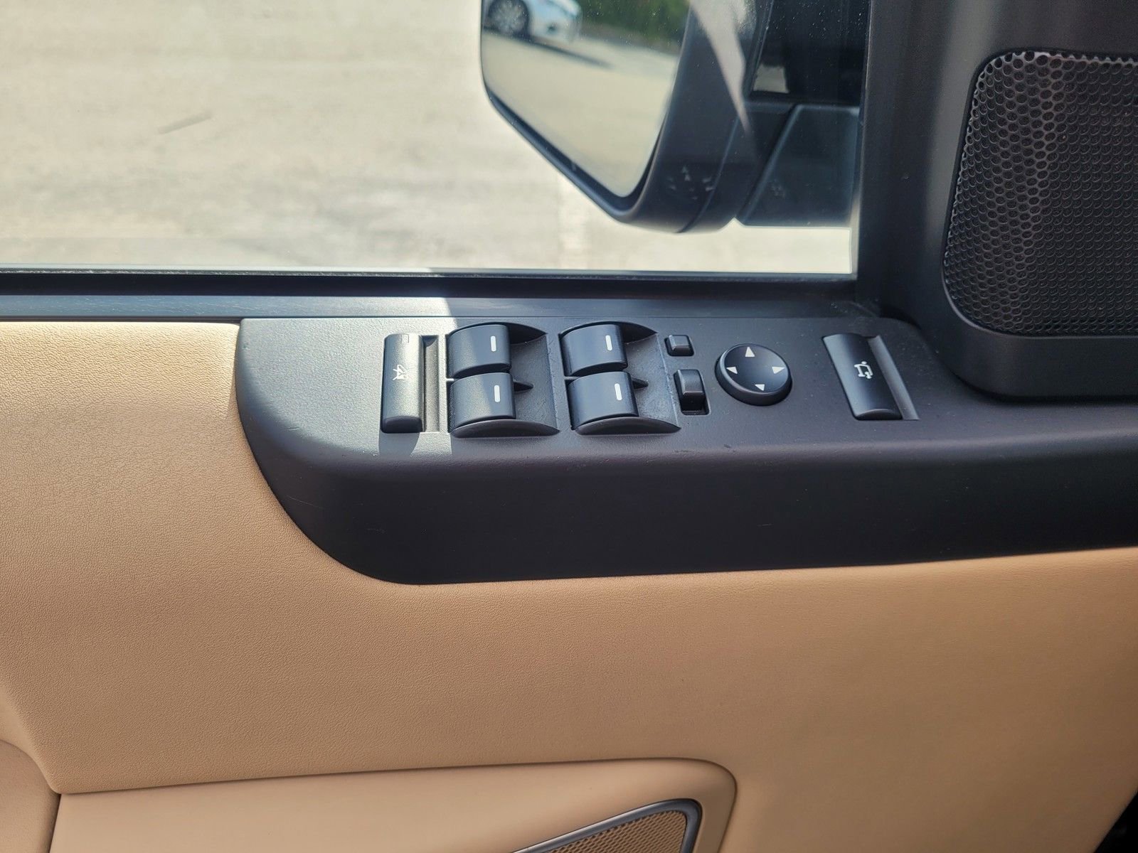 Used 2011 Land Rover Range Rover HSE LUX image 23