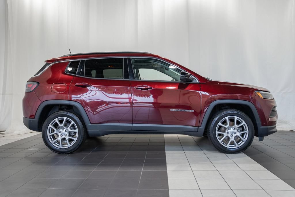 Certified 2022 Jeep Compass Latitude w/ Sun and Sound Group AWD/4WD image 3