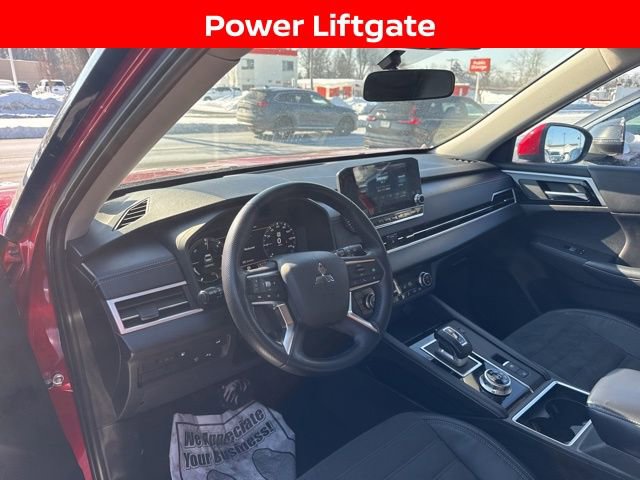 Used 2023 Mitsubishi Outlander SE image 9