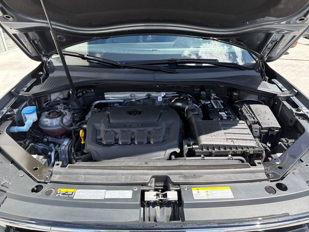 Certified 2022 Volkswagen Tiguan SE R-Line image 23