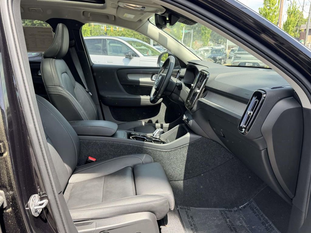 Certified 2025 Volvo XC40 B5 Ultra w/ Climate Package AWD/4WD image 11