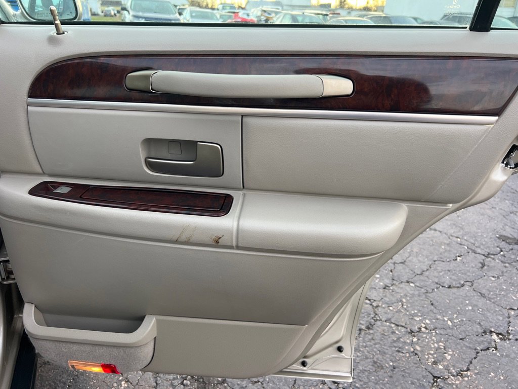 Used 2009 Lincoln Town Car Signature Limited image 14