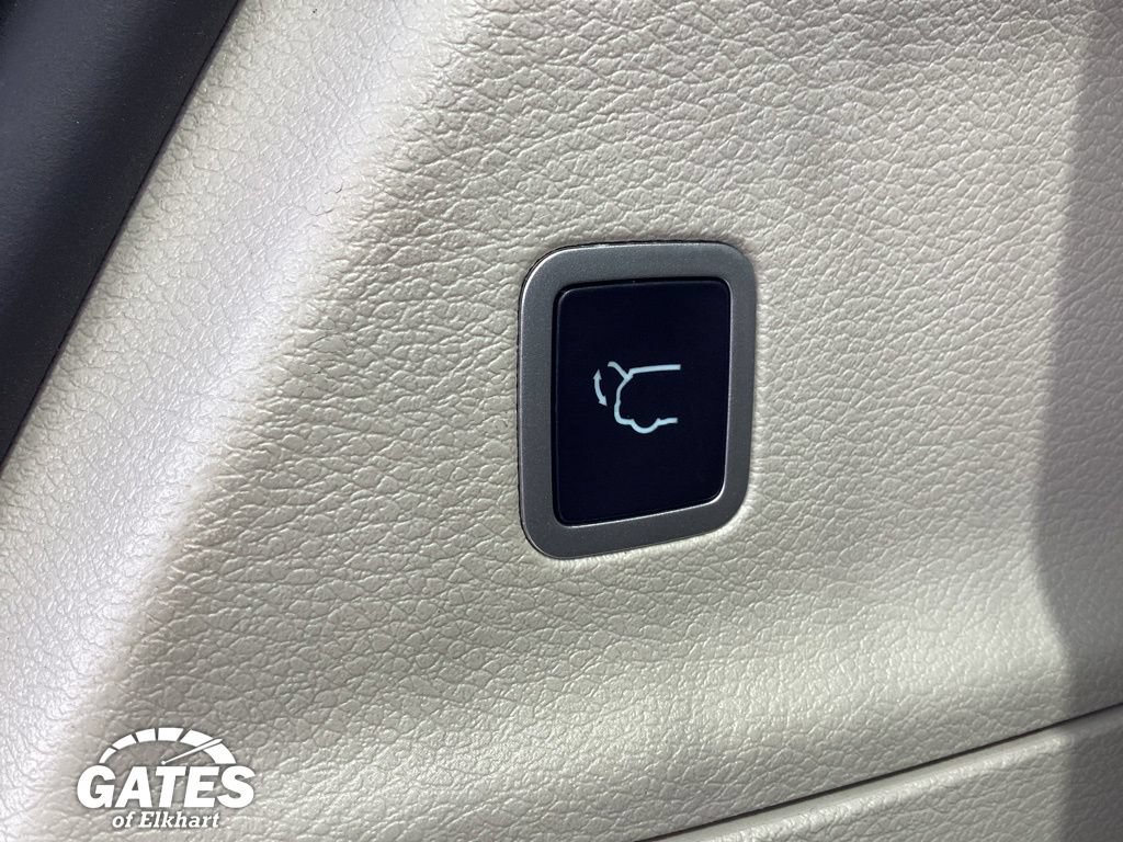 Used 2023 Chrysler Pacifica Touring-L FWD image 11