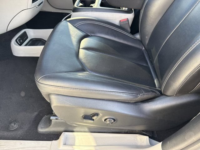 Used 2024 Chrysler Pacifica Limited FWD image 15