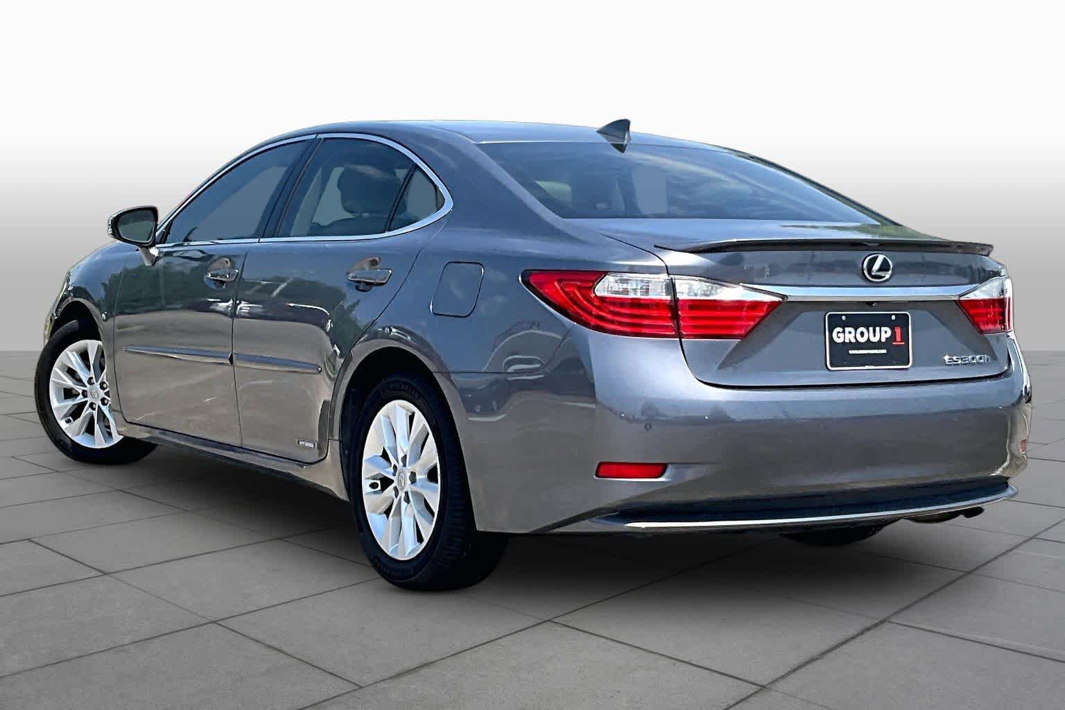 Used 2015 Lexus ES 300h w/ Navigation System Package FWD image 10
