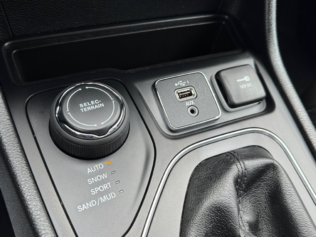 Used 2019 Jeep Cherokee Latitude Plus w/ Comfort/Convenience Group AWD/4WD image 27
